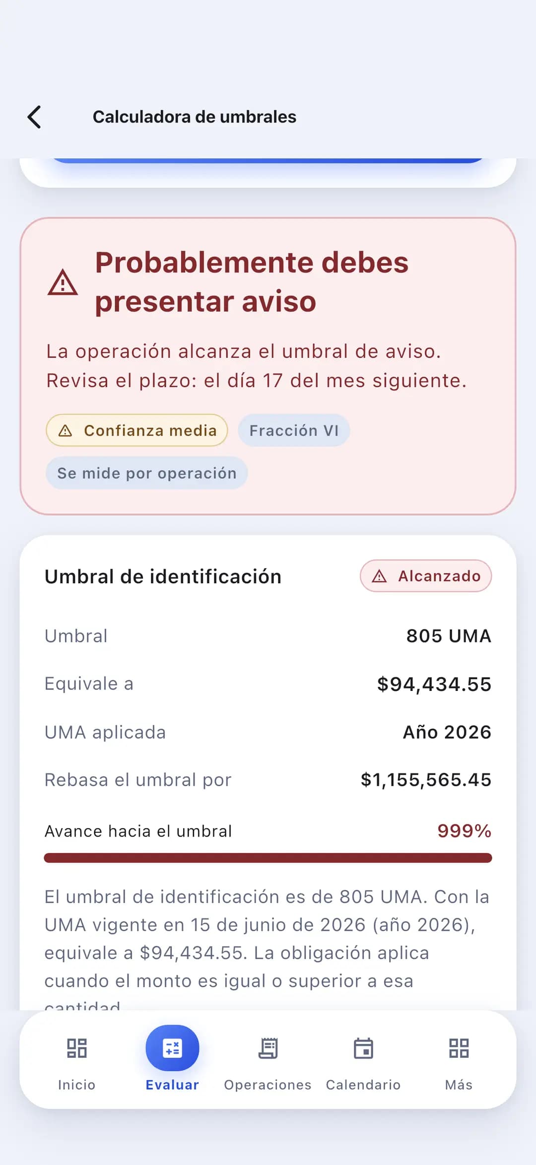 Calculadora de umbrales: la app concluye «probablemente debes presentar aviso», etiqueta la confianza como media, cita la fracción VI, y desglosa el umbral de identificación de 805 UMA equivalente a 94,434.55 pesos con la UMA del año 2026.
