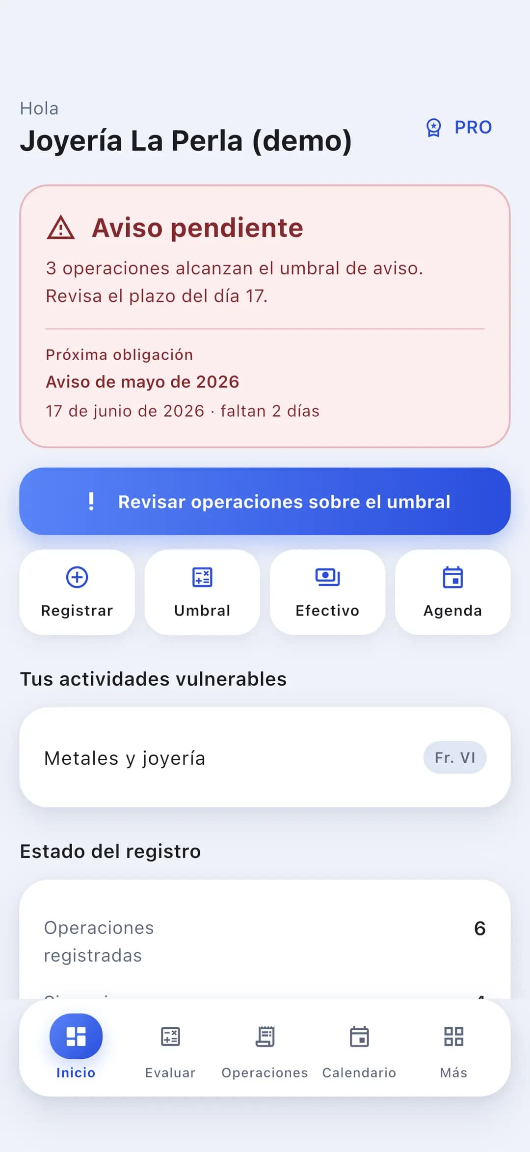 Pantalla de inicio de la app en un iPhone: el negocio de ejemplo «Joyería La Perla», un aviso rojo de que tres operaciones alcanzan el umbral, la próxima obligación con los días que faltan, y accesos rápidos para registrar, calcular umbral, verificar efectivo y ver la agenda.