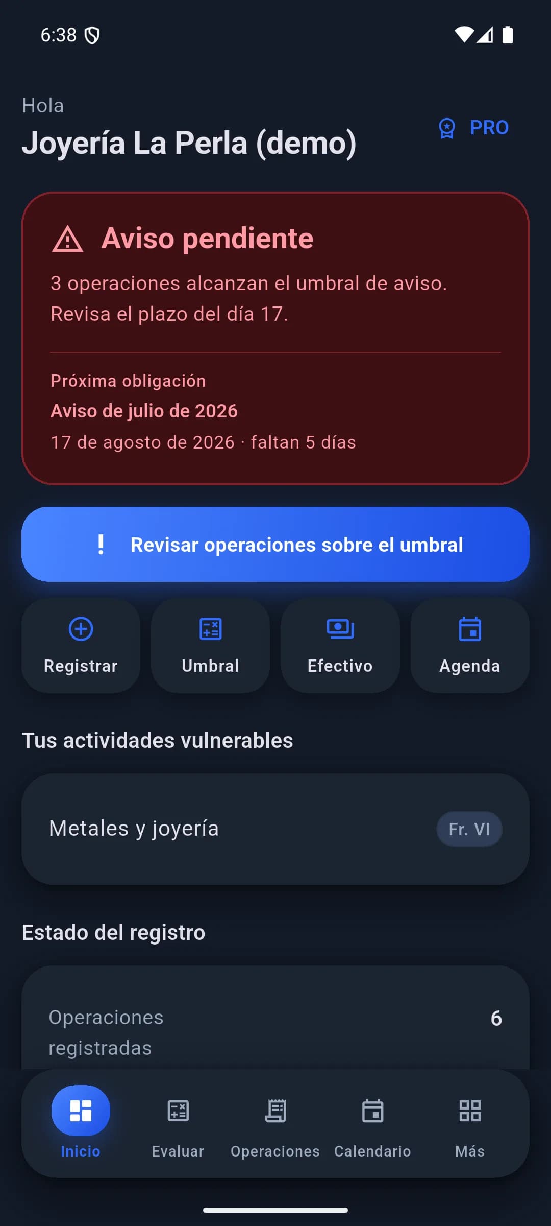 Pantalla de inicio de la app con el negocio de ejemplo «Joyería La Perla», un aviso de que tres operaciones alcanzan el umbral, la próxima obligación con su fecha, y accesos rápidos para registrar, calcular umbral, verificar efectivo y ver la agenda.